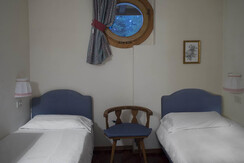 5-6 posti con matrimoniale + 2 letti singoli piano