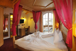 Camera standard baldacchino