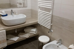 bagno camere con balcone