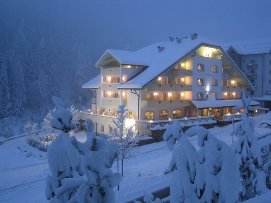 Hotel Erica am Abend im Winter