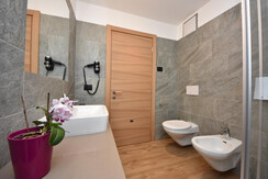 bagno camere triple e camere quadruple