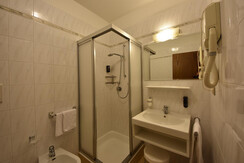 bagni camera familiare-comunicante