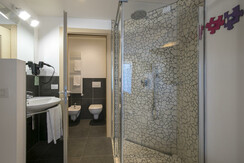 bagnocomfortroomlunabiancahotel