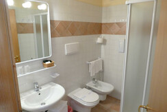 La Montanara Campiglio camera con bagno doccia