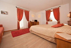 Camera Tripla Superior