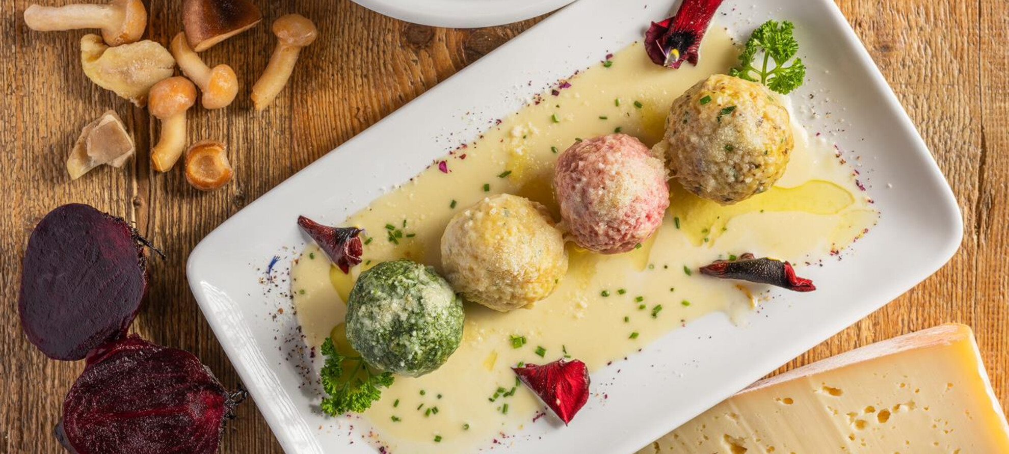 Poker di canederli su fondutina leggera al Cher de