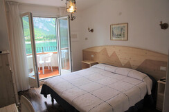 stanza vista lago e balcone, ovest