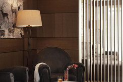 21_EXCLUSIVE SPA SUITE _LIVING ROOM-min