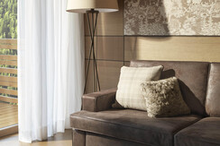 28_JUNIOR SUITE_LIVING ROOM-min