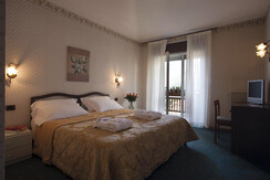 Camera doppia con balcone vista lago