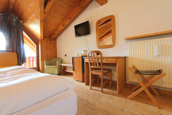 Hotel Bellacosta camera comfort arredo