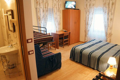 camera numero 17 con divano a castello