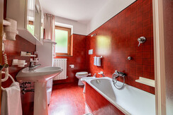 TRILO - bagno con vasca e phon