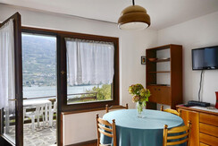 soggiorno con poggiolo vista lago