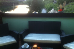 salotto con vista lago vacanze Trentino