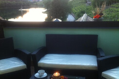 salotto sul balcone vista lago Miralago Trento