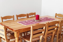 Tavolo e sedie TRILOCALE CON 2 BAGNI