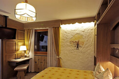 stanza matrimoniale completacon dip. e scrittoio 2