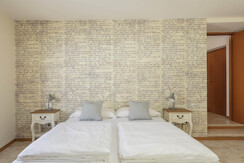 Letto e carta da parati