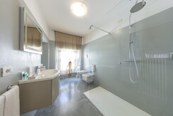 Bagno con piatto doccia 170x80