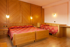 camera tripla Superior