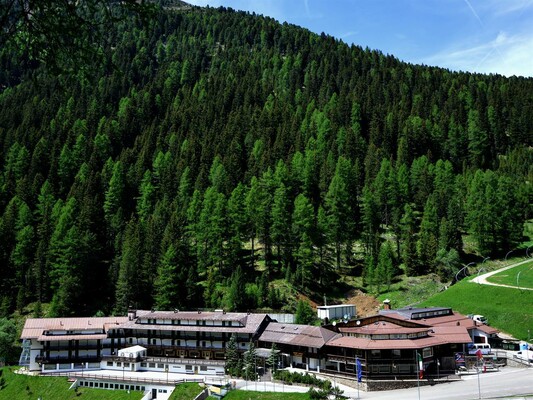 Vista dell'Hotel d'estate | © Sport Hotel Pampeago S.R.L.