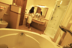 junior suite bathroom