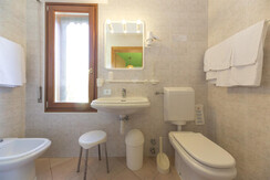 h_Trentino_bagno tripla con balcone