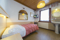 h_trentino_family room_1