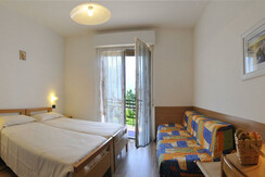 Camera doppia con divano Villa Flora