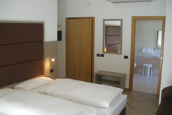 Alloro Room 8