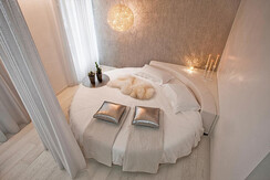 New York - white room