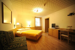 HOTEL VIOZ CAMERA CLASSIC CON 3 LETTO