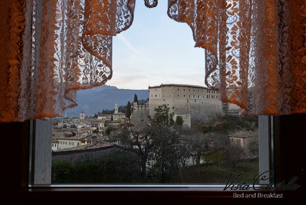 Blick auf das Schloss aus dem Zimmer - B&B Vista Castello
