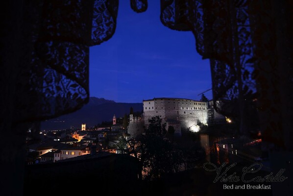 Blick auf das Schloss bei Nacht - B&B Vista Castello