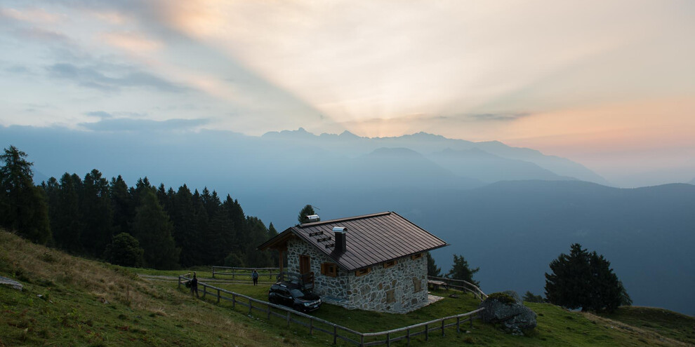Wschody słońca na górskim pastwisku