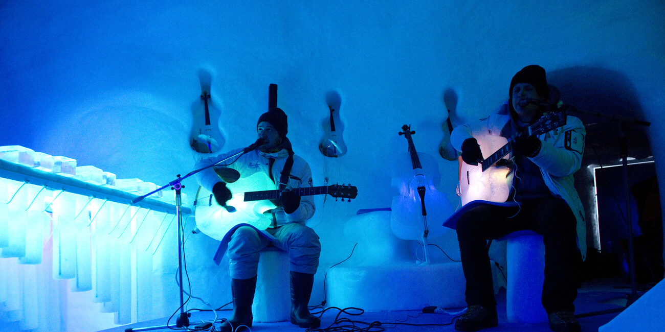 Konzerte im Iglu auf Instrumenten aus Eis #2
