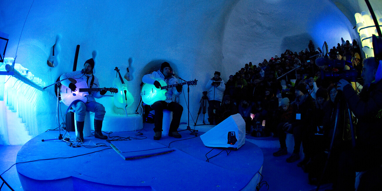 Konzerte im Iglu auf Instrumenten aus Eis #1