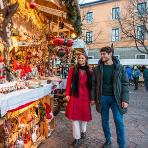 Weihnachtsmärkte im Trentino: Kunsthandwerk vor malerischer...