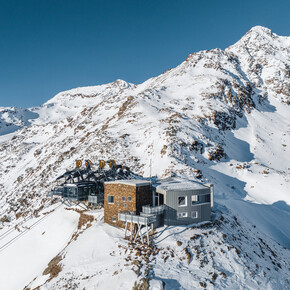 Eröffnung der Berghütte Mythe im ersten plastikfreien Skigebiet der...