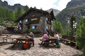 Wandern und Einkehren: Herbstlicher Hüttengenuss im Trentino