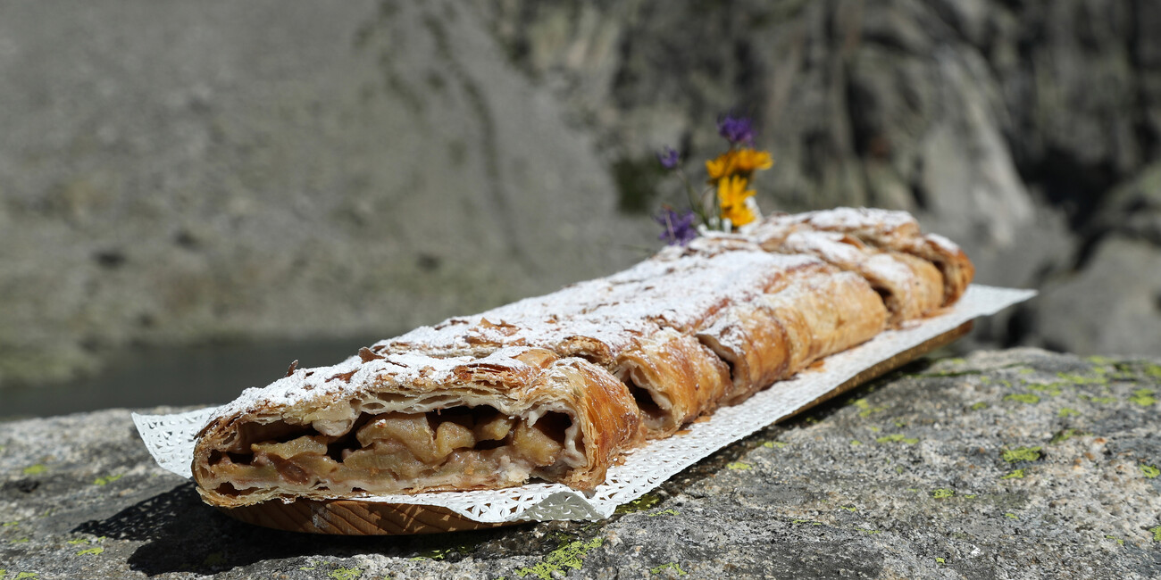 Trentiner Strudel mit Frühlingsblumen #1