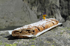 Trentiner Strudel mit Frühlingsblumen