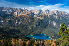 Herfst in het berglandschap van Trentino