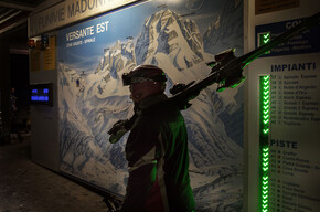 Skifahren im Morgengrauen