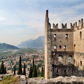 В ЗАМКАХ СРЕДИ ТАЙН, ЛЕГЕНД И…...
