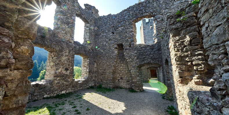 В ЗАМКАХ СРЕДИ ТАЙН, ЛЕГЕНД И… ПРИЗРАКОВ  #2