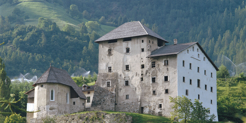 В ЗАМКАХ СРЕДИ ТАЙН, ЛЕГЕНД И… ПРИЗРАКОВ  #4