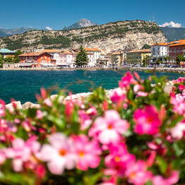 LA NATURA SI RISVEGLIA E INVITA A GIOCARE CON I RIFLESSI DELL’ACQUA 