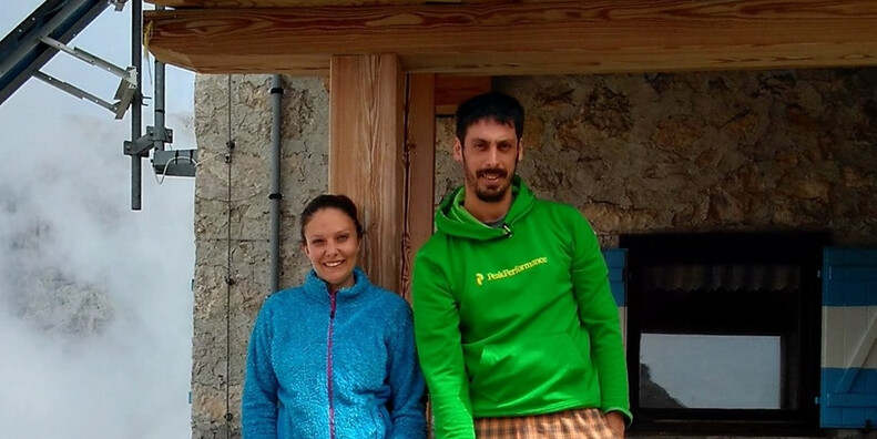 Una giovane coppia sulla cima delle Dolomiti #1